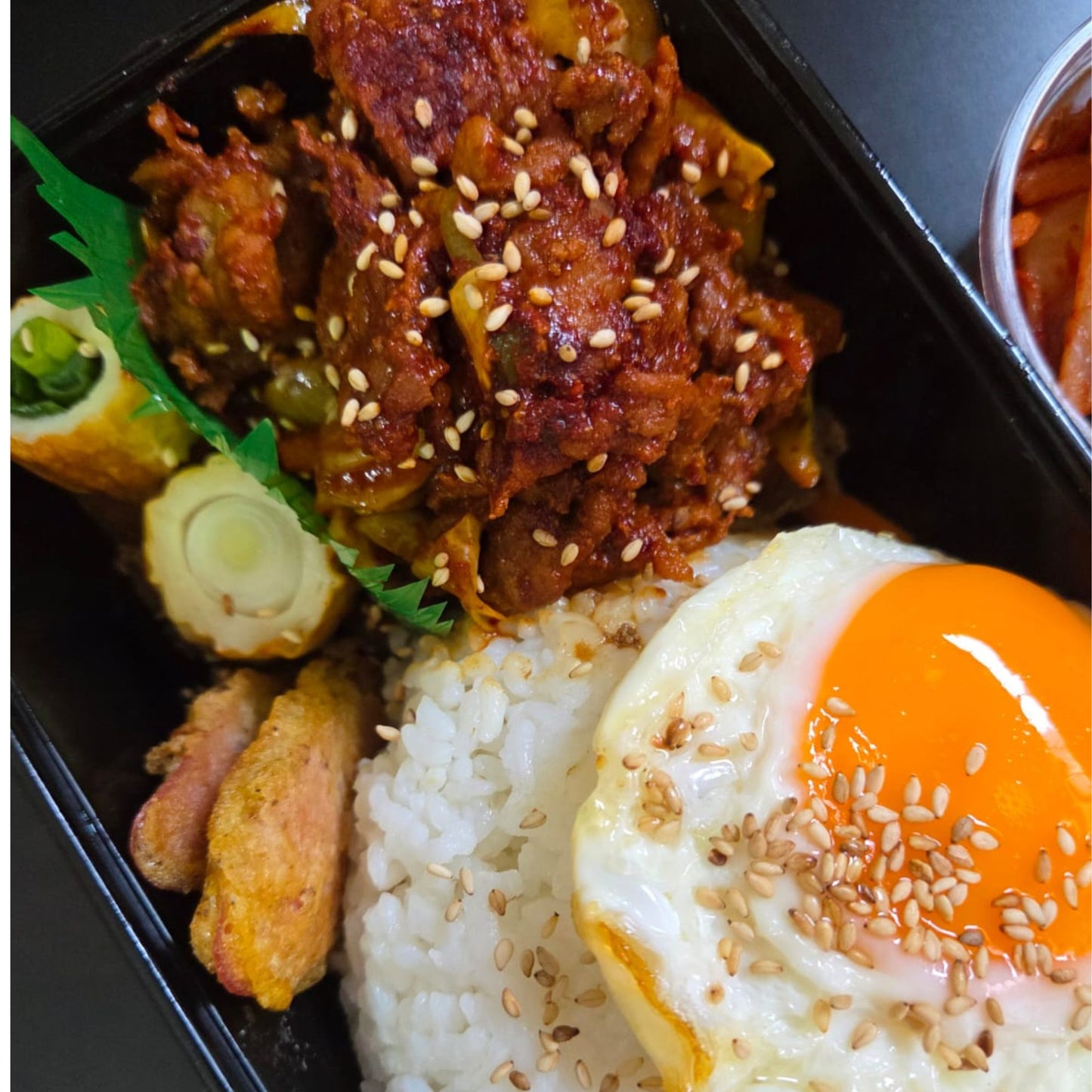 제육 덮밥 도시락 / Obento de Jeyuk<Cerdo Con Salsa Dulce Picante