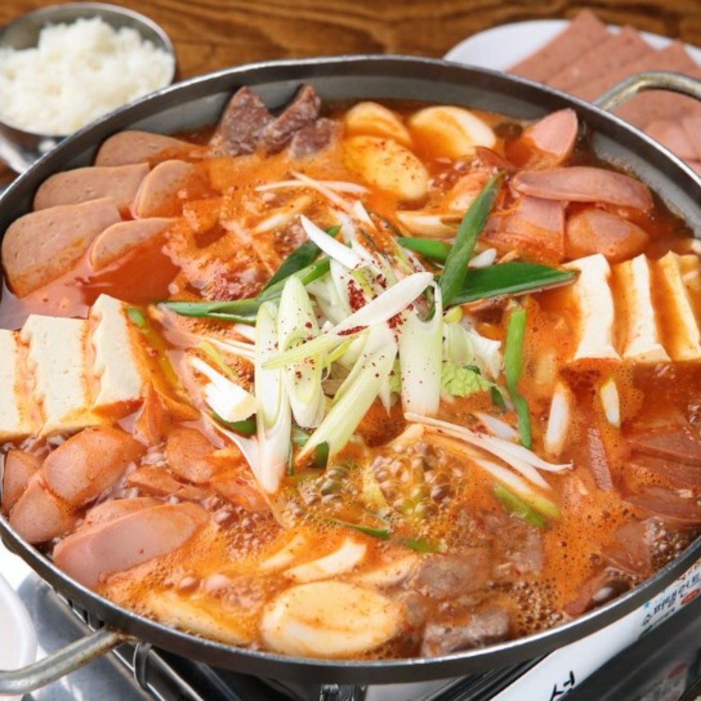 부대찌개 /Budae-jjigae (guiso coreano con salchichas, jamón, kimchi