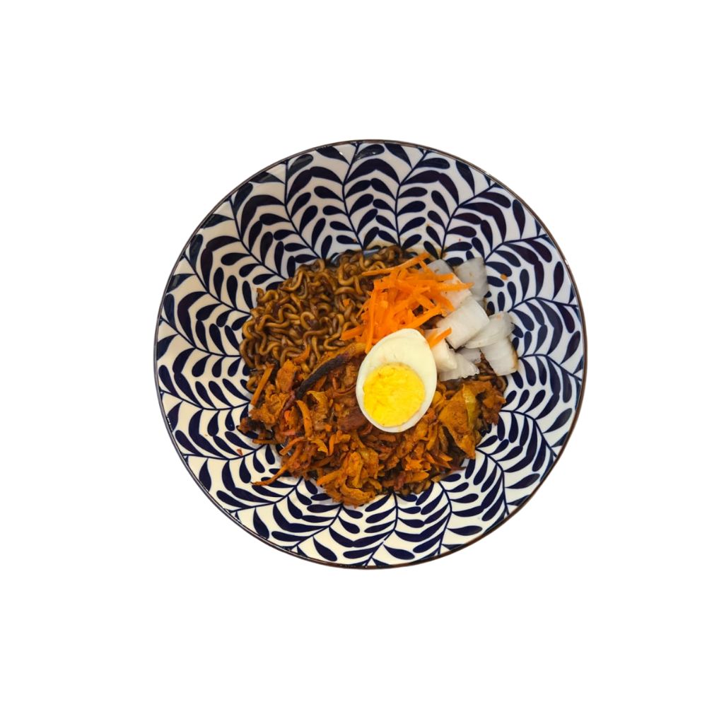 매콤 돼지고기 듬뿍 짜장라면 / Ramen Picante de salsa negra (jjajang) con abundante carne de cerdo.