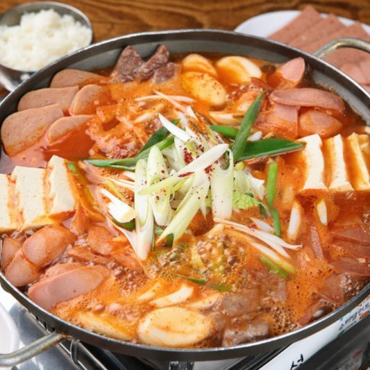 부대찌개  /Budae-jjigae (guiso coreano con salchichas, jamón, kimchi