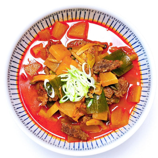얼큰 소고기 무국 / Sopa coreana Picante con res y rábano blanco.