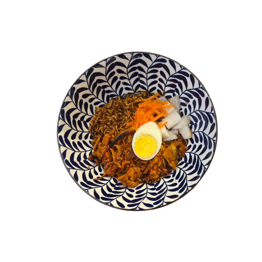 매콤 돼지고기 듬뿍 짜장라면 / Ramen Picante de salsa negra (jjajang) con abundante carne de cerdo.